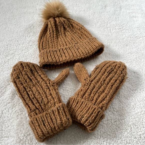 Cable-Knit  pompom hat and mittens - Picture 4 of 5